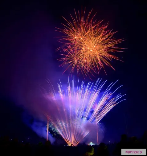 Bild: Bartenbacher Feuerwerk: Im kleinen Bartenbach knallt es jährlich weltweit als erstes!