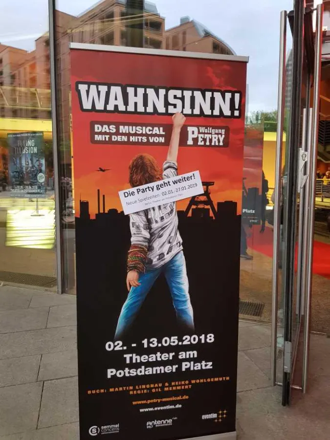Plakat am Eingang zum Theater am Potsdamer Platz in Berlin