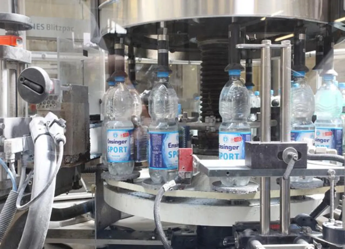 Ensinger Etikettiermaschine / Abfüllanlage: In diesen Tagen laufen die Bänder auf Hochtouren