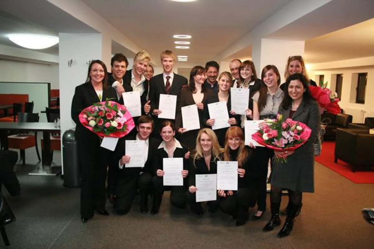 Die Gewinner des Creative Marketing Awards freuen sich gemeinsam mit dem Juroren-Team und Dekan Prof. Dr. Zagelmeyer über ihre Auszeichnung.