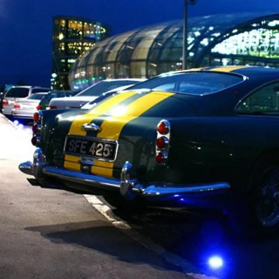 Vor dem Hangar-7 bei der Siegerehrung zum Salzburger Gaisbergrennen