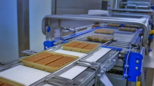 Bild: Höchste Produktionsmengen bei LOTTE Wedel dank der Traysealer-Technologie der SEALPAC GmbH