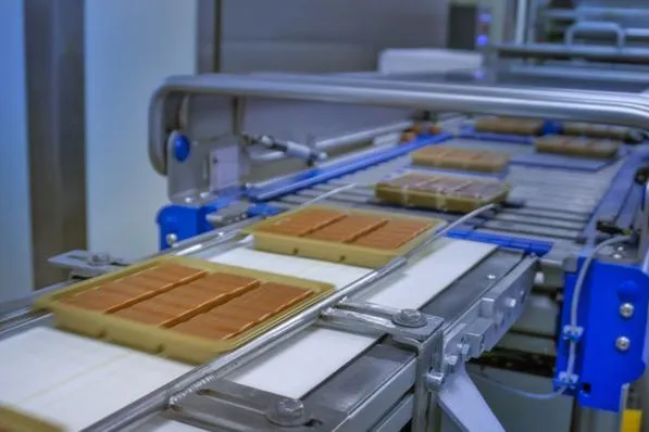 Bild: Höchste Produktionsmengen bei LOTTE Wedel dank der Traysealer-Technologie der SEALPAC GmbH