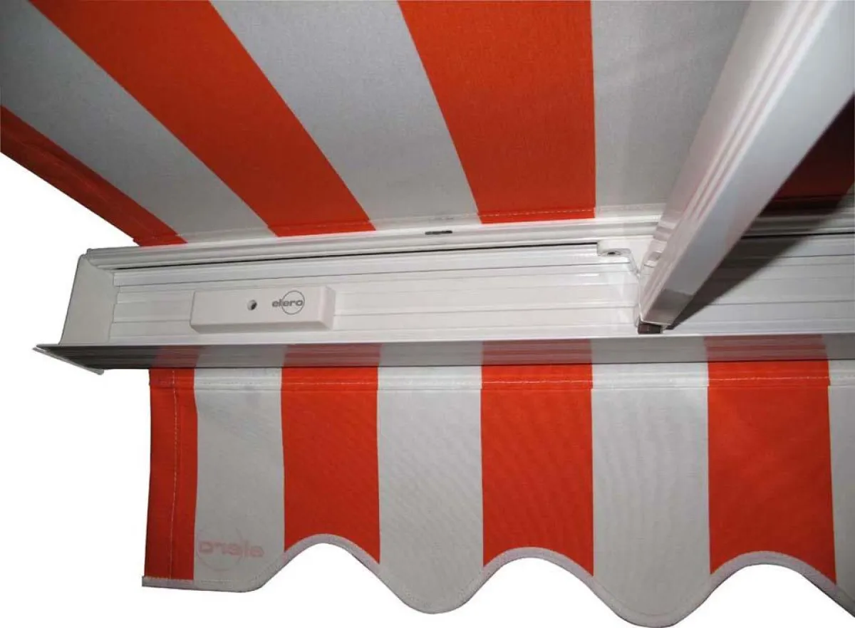 Der unauffällige Protero-868 kontrolliert Schwingungen und Neigungswinkel von Gelenkarmmarkisen und schützt sie so vor Regen und Windböen. Quelle: elero