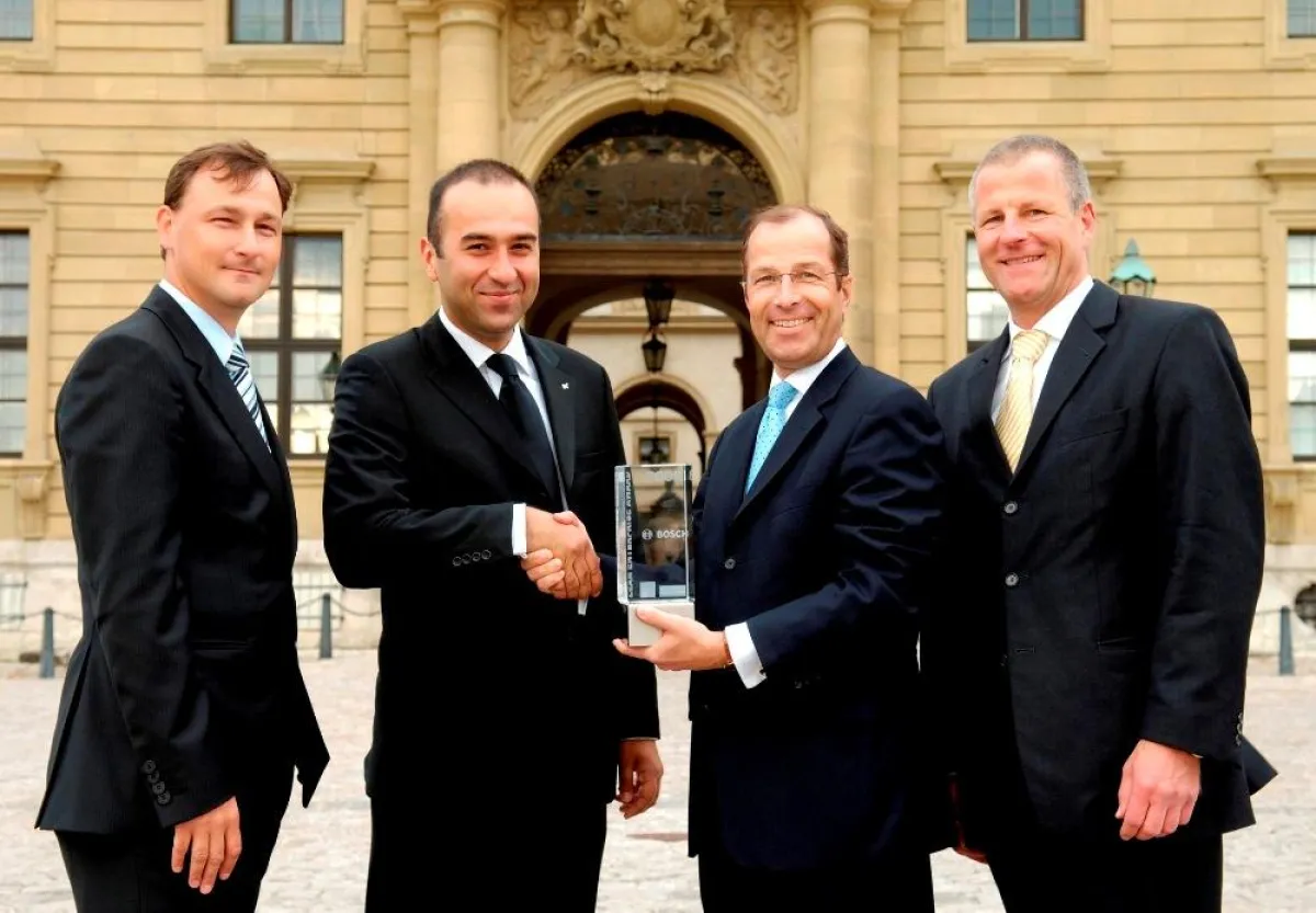 (von links) Karsten Ötschmann, J&M Management Consulting, Ergi Martin, Bosch Türkei, Klaus Bräunig, VDA-Geschäftsführer, und Claus Ritter, J&M Management Consulting, bei der Übergabe des Lean Enterpri