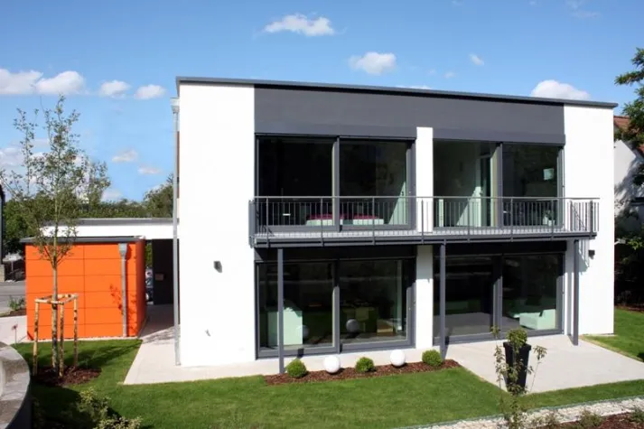 Bild: Fertighaushersteller FischerHaus feiert ein Jahr Passiv-Musterhaus