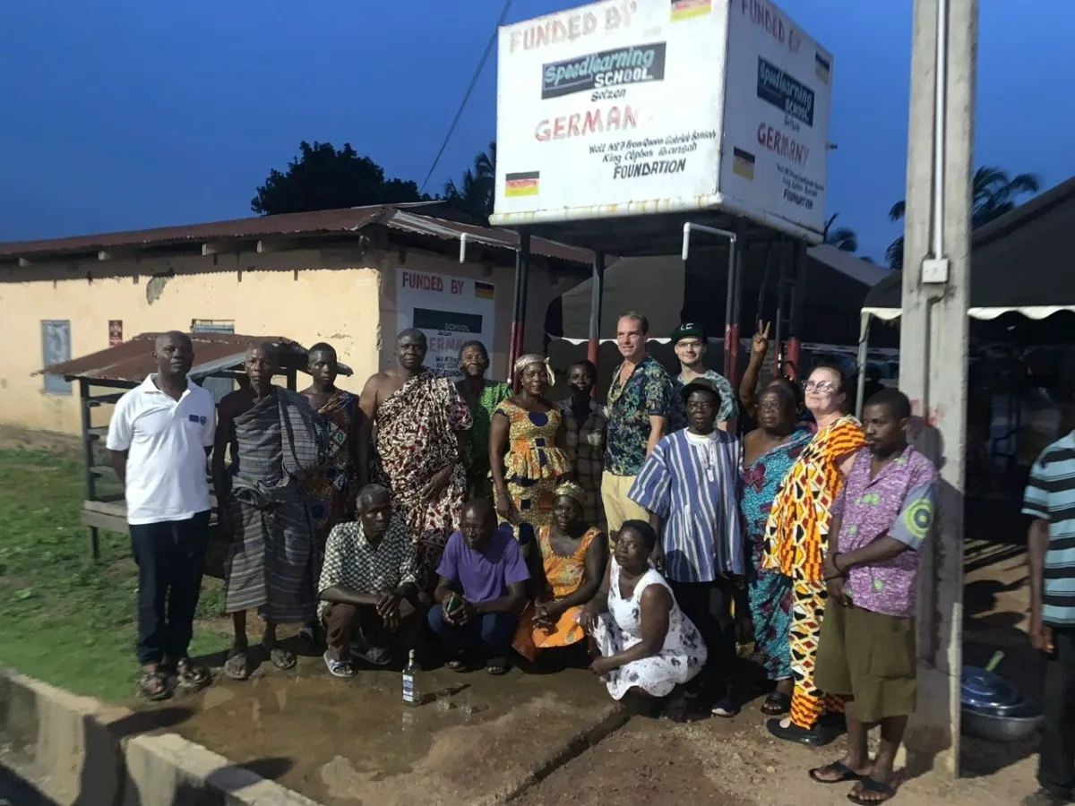 Sven Frank bei Hilfsprojekten in Ghana (© Sven Frank)