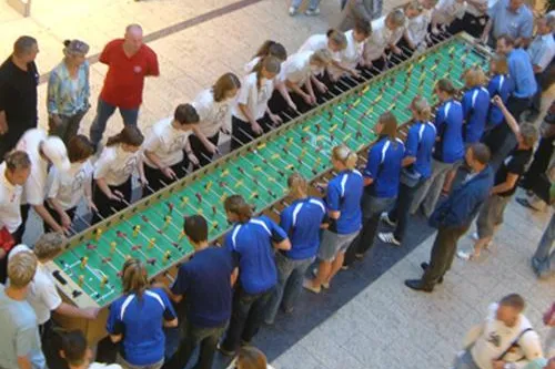 Der \'Kicker-Riese\' lässt sich sehen – in Berlin, auf der Documenta 12 und der ganzen Welt Bild: Der \'Kicker-Riese\' lässt sich sehen – in Berlin, auf der Documenta 12 und der ganzen Welt