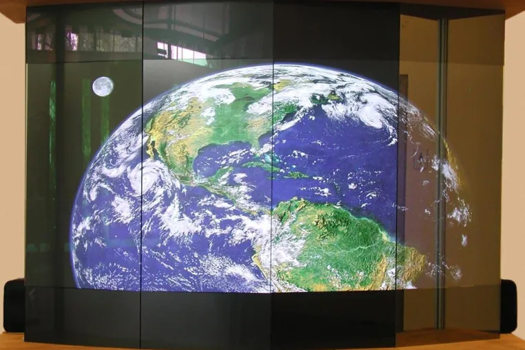Bild: Neuentwicklung der ict Medienmechanik: Steglos Plasma Displays für gewölbte Flächen