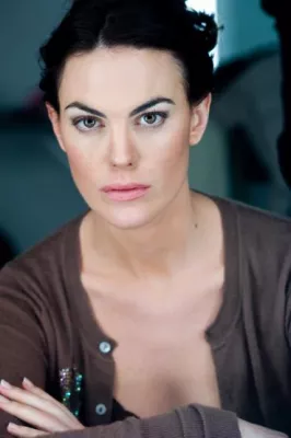 Humorvoller Seelenstriptease / Isabel Scholz spielt ab 8. Juli in Gabriel Baryllis „Honigmond“ in München Bild: Humorvoller Seelenstriptease / Isabel Scholz spielt ab 8. Juli in Gabriel Baryllis „Honigmond“ in München