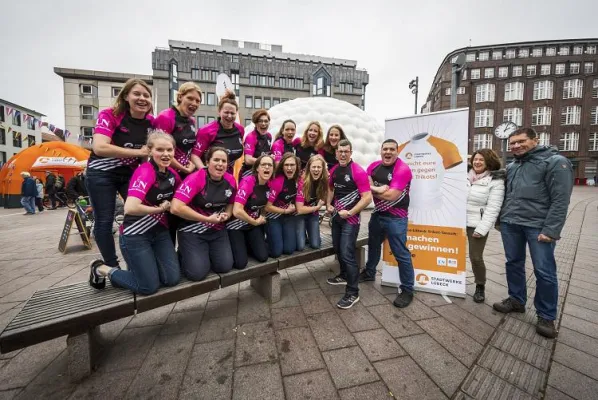 86. Übergabe beim Stadtwerke Lübeck Trikot-Tausch: Rugby-Damen des TuS Lübeck freuen sich über neue Trikots Bild: 86. Übergabe beim Stadtwerke Lübeck Trikot-Tausch: Rugby-Damen des TuS Lübeck freuen sich über neue Trikots