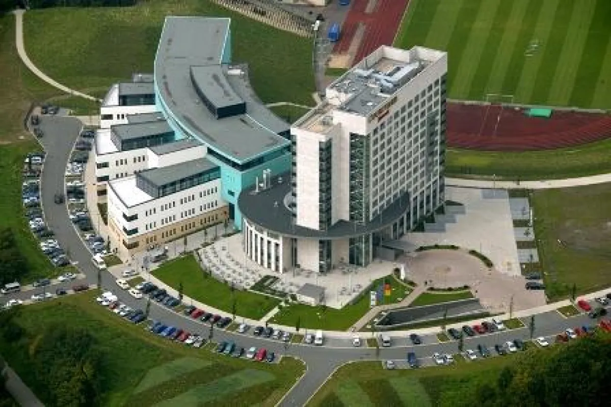 Luftaufnahme Courtyard Hotel und medicos.AufSchalke