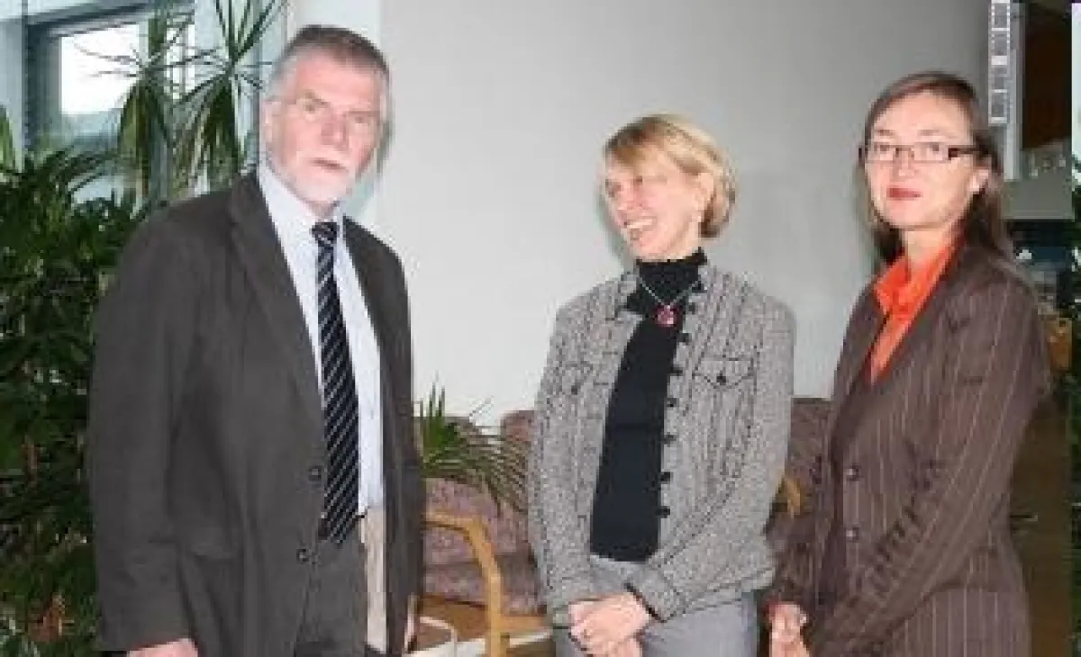 Manfred Daub, Bereichsleiter Wohnstätten und Pflege bei der AWO, Psychogerontologin Dr. Mariana Kranich und Dagmar Graf, Bereichsleiterin der Siegener Werkstätten, am Rande des AWO-Fachforums in der W