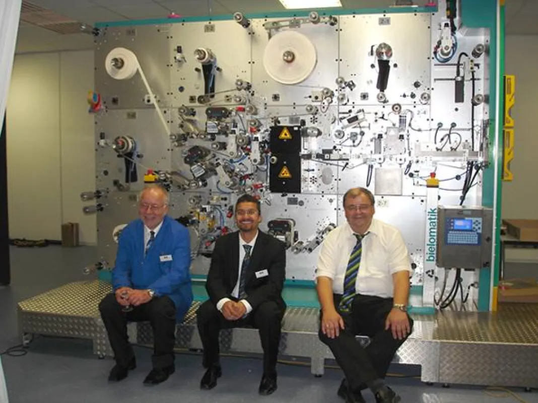 Die Geschäftsführer Dr. Klaus Nitsche (rechts) und Ramin Hassan (Mitte) nach dem erfolgreichen Anlauf der Maschine gemeinsam mit Dieter Beck, dem Produktionsleiter der ITG