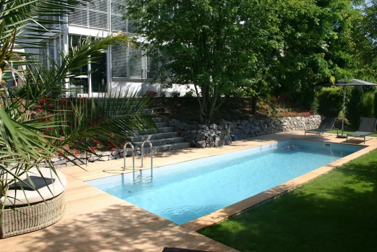 Nach Feierabend in die Brandung: ein eigener Pool bietet willkommene Abkühlung an heißen Sommertagen. Bild: bsw