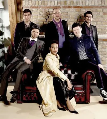 Bild: The Voices of Winter – 6 Stimmen und ein Flügel Jocelyn B. Smith & muSix im Ernst-Reuter-Saal