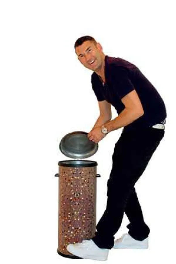 Der Designer Michael Michalsky mit dem von ihm gestalteten VIPP-Treteimer