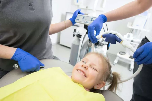 Bild: Häufige Fragen zur Behandlung von Kindern beim Zahnarzt