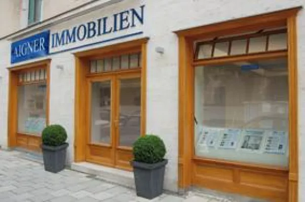 Aigner Immobilien spendet für Haiti-Opfer. 3000 Euro gehen an das Nothilfe-Programm der SOS-Kinderdörfer Bild: Aigner Immobilien spendet für Haiti-Opfer. 3000 Euro gehen an das Nothilfe-Programm der SOS-Kinderdörfer