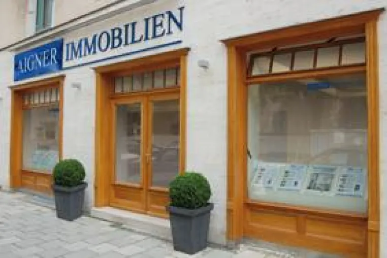 Bild: Aigner Immobilien spendet für Haiti-Opfer. 3000 Euro gehen an das Nothilfe-Programm der SOS-Kinderdörfer
