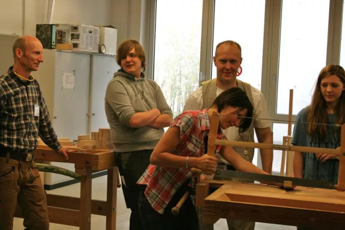 Bild: Von der Schulbank an die Hobelbank - Girls‘ Day 2012