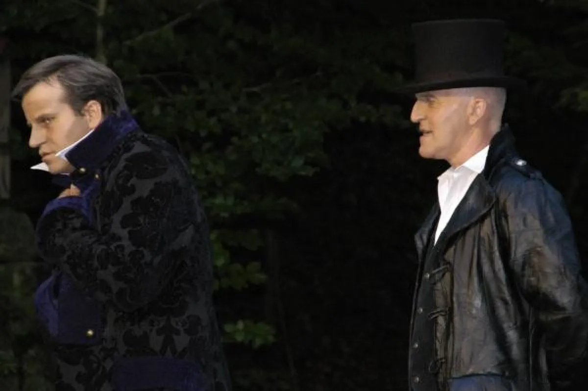 Valjean, gejagt von Javert, Bild: Waldbühne Sigmaringendorf