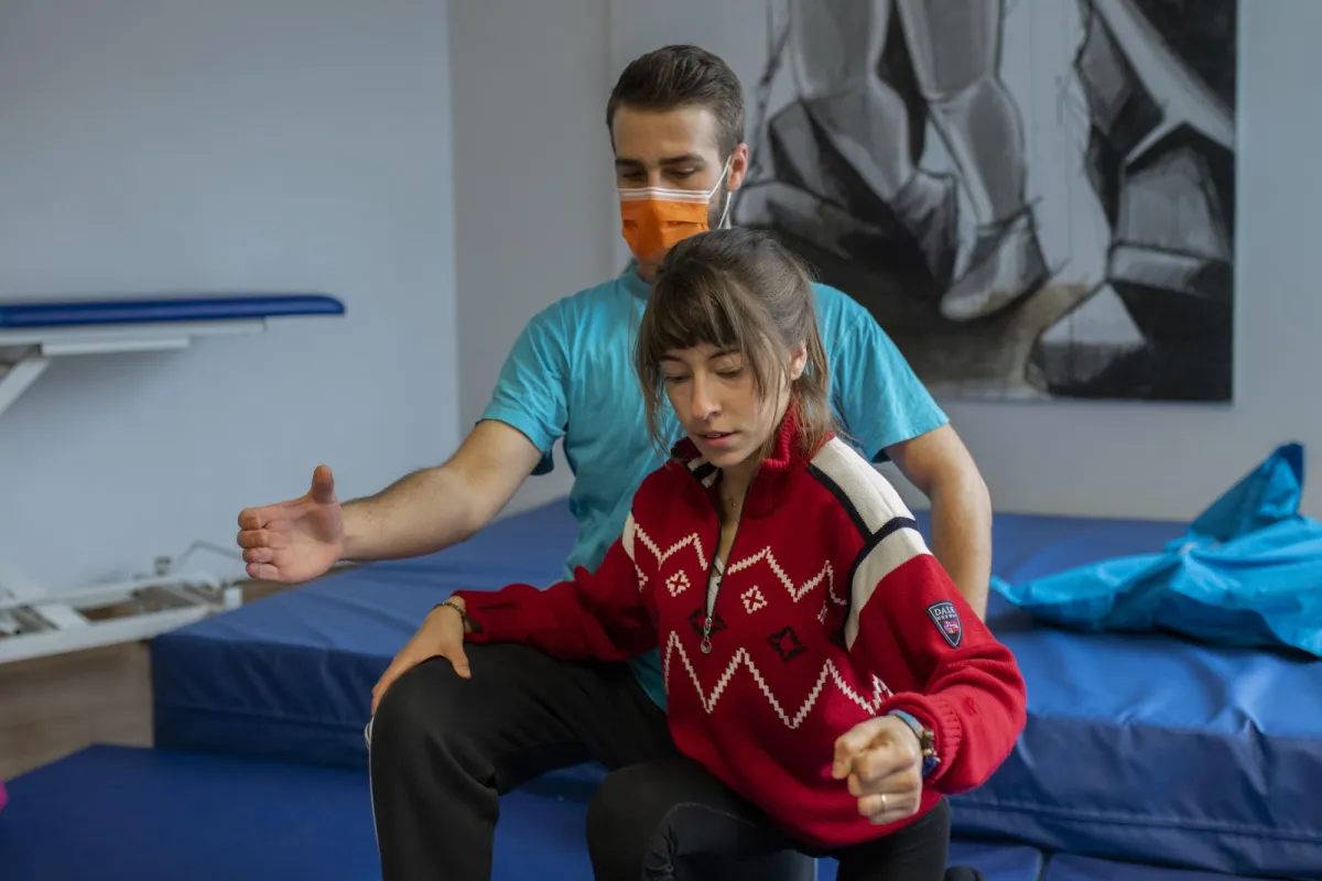 Mit dem Ambulanticum-Team arbeitet Maren Küppers daran, wieder laufen zu können. Foto: Ambulanticum