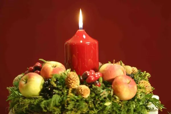 Bild: 1. Advent: Ein stimmungsvoller Einstieg in die Weihnachtszeit mit Kerzen