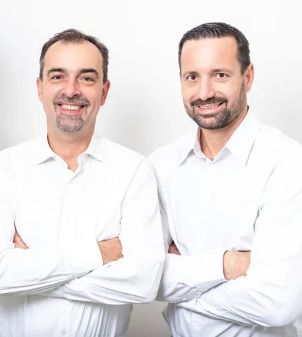 Bild: Neue Kooperation von zwei Zahnärzten aus OÖ und NÖ, um Patienten Zahnimplantate "Bequem hoch 4" zu ermöglichen