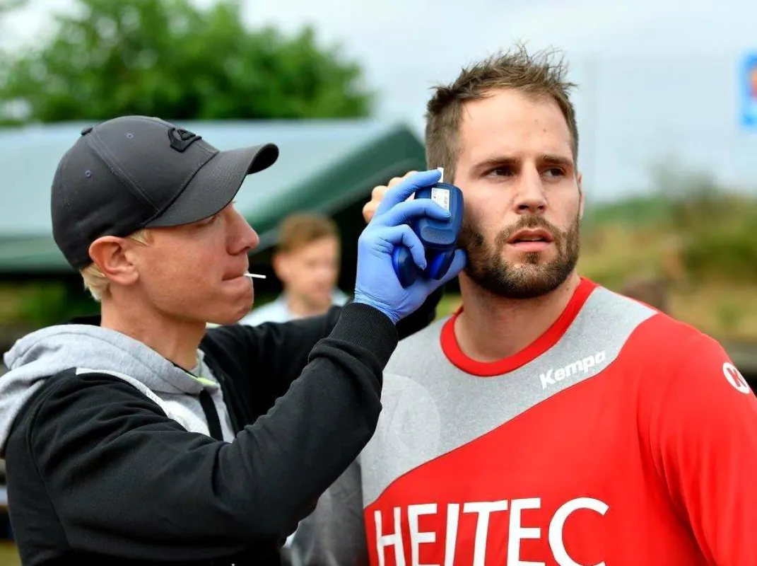 (Sportfoto Zink, Fürth): HC Erlangen - Dr. Andreas Wittke führt Laktat-Tests bei Nico Büdel durch