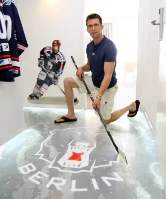 Bild: Sven Felski-Suite im Hotel Kolumbus eingeweiht – Eisbären-Rekordspieler designt eigene Eishockey-Suite