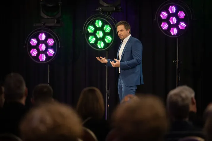 Bild: Sebastian Schulz-Dobrick: Marketing-Experte für Handwerksbetriebe überzeugt beim Speakerslam in Wiesbaden