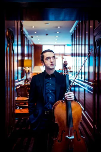 Bild: OLIVIER MARRON SPIELT CELLOSUITEN VON BACH & BRITTEN AM 27. NOVEMBER 2016 in der Schlossbibliothek Köfering