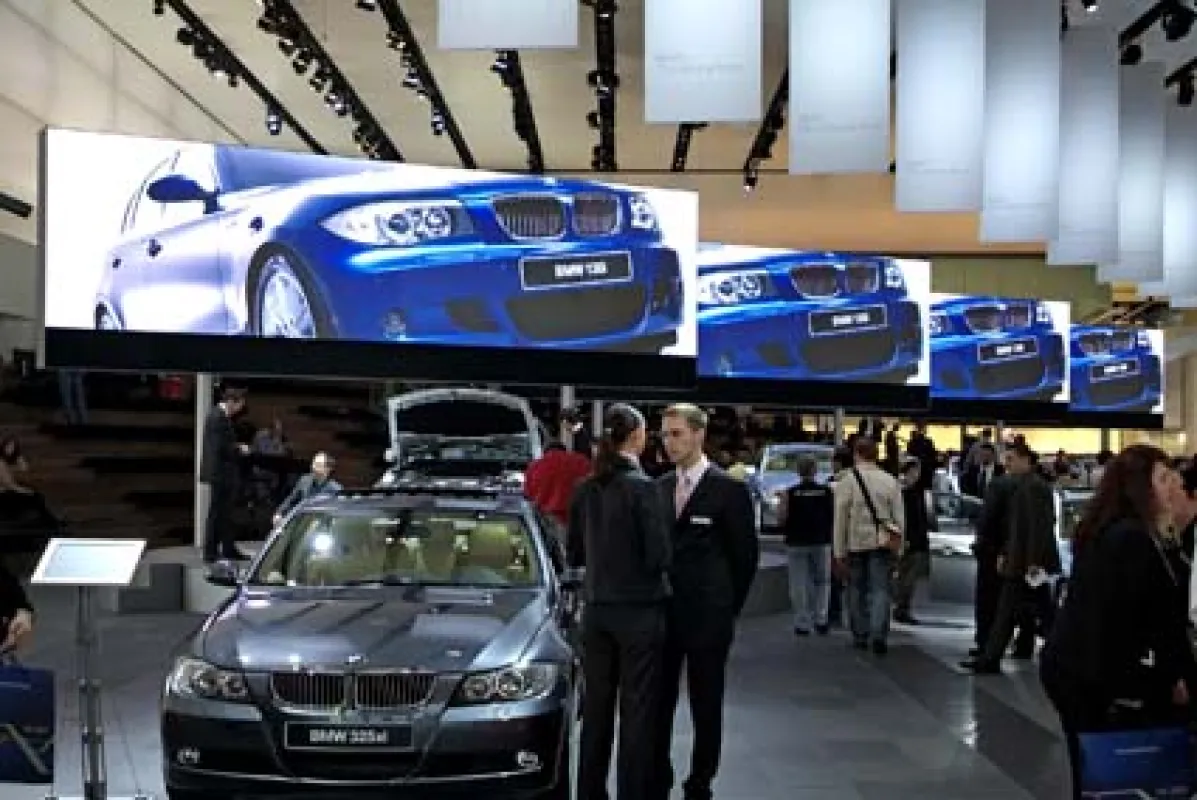 Vier, in einer Reihe angeordnete Drehbühnen mit LED Wänden bildeten das mediale Herzstück des BMW Messeauftritts