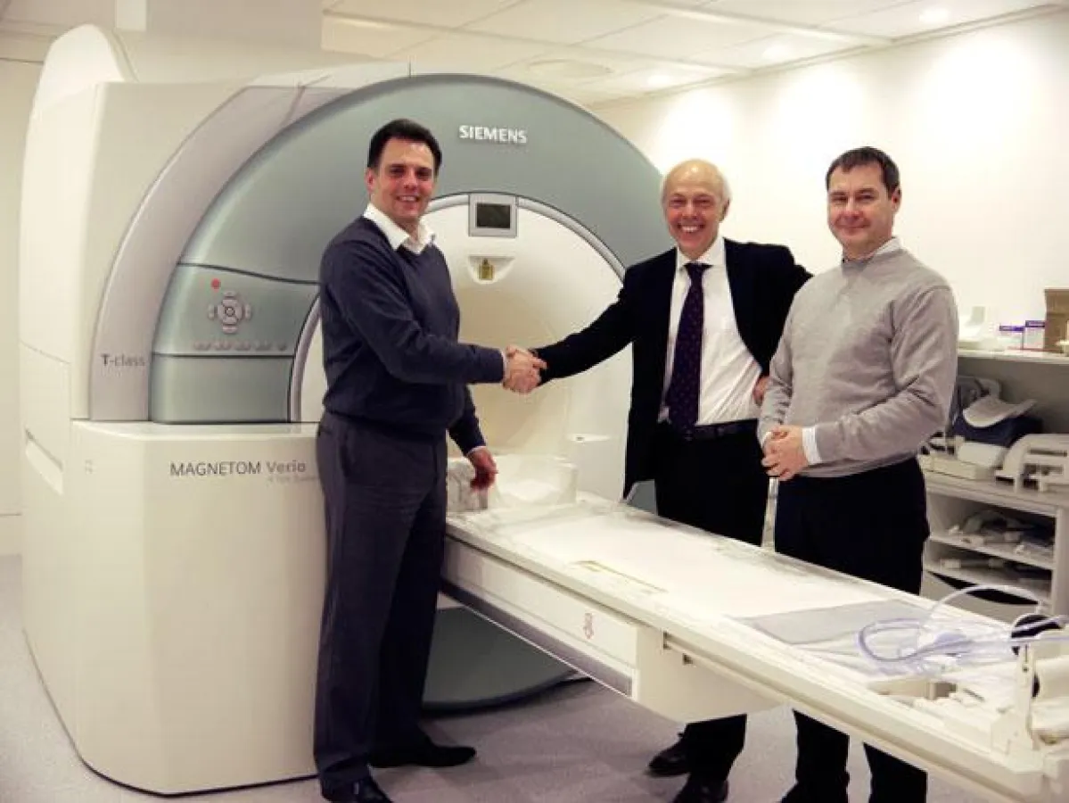 von links nach rechts: Detlef Czieszo, Geschäftsführer der Asklepios Kinderklinik, Prof. Dr. med. Jürgen Reul, Ärztlicher Direktor