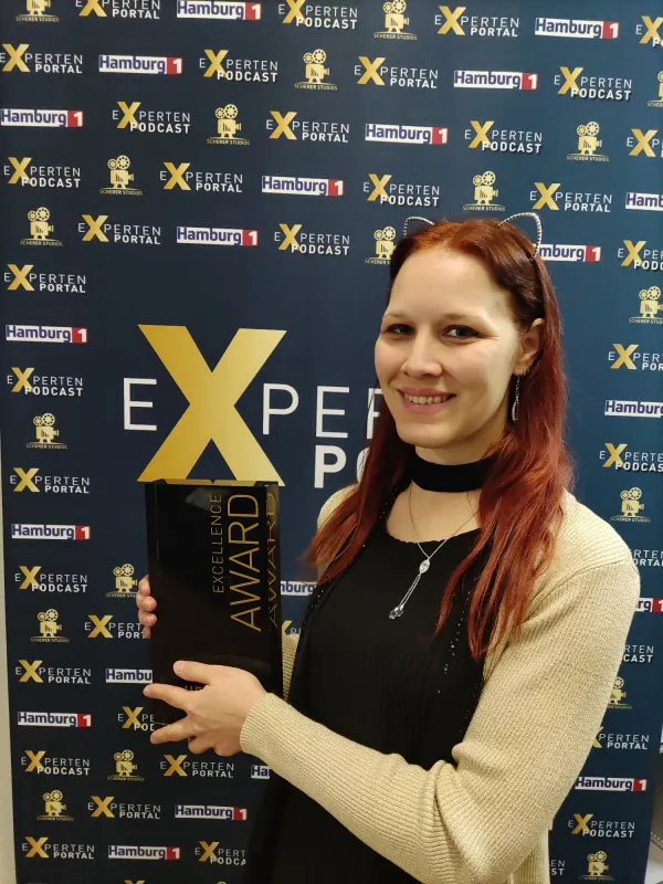 Autorin Christina Schwarzfischer mit Award (© Christina Schwarzfischer)