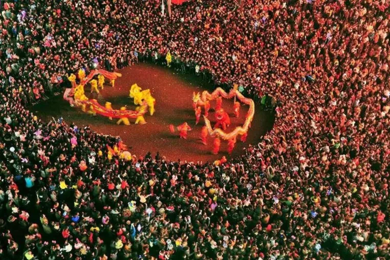 Laufendes 2024 Zhangjiajie Laternenfest zum Jahr des Drachen feiert im Februar Bild: Laufendes 2024 Zhangjiajie Laternenfest zum Jahr des Drachen feiert im Februar