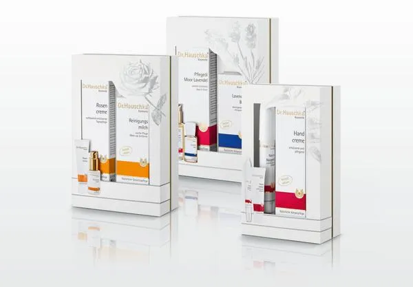 Bild: Dreiklang zur Weihnachtszeit mit attraktiven Geschenksets von Dr.Hauschka Kosmetik