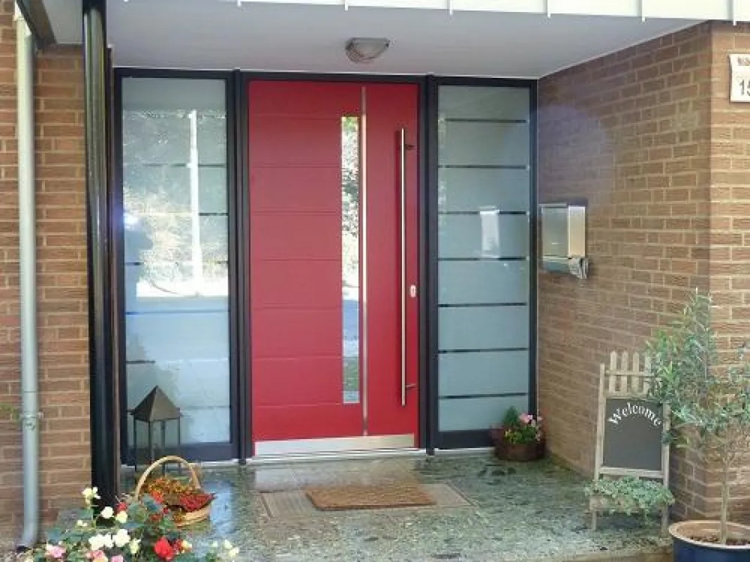 Moderne Haustüren mit flügelüberdeckenden Türblättern von Güwa senken die Heizkosten