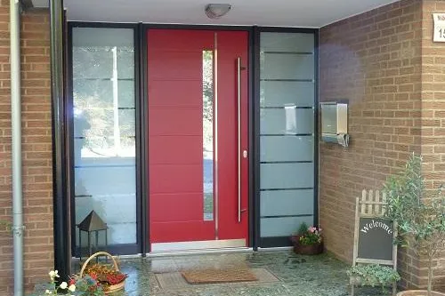 Modernes Haustürendesign mit flügelüberdeckenden Türfüllungen Bild: Modernes Haustürendesign mit flügelüberdeckenden Türfüllungen