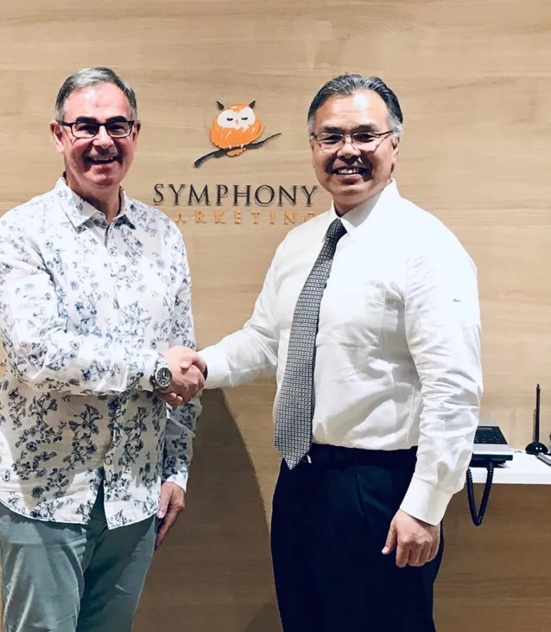 B&F-Kreativ-Direktor Marc Schmitt (links) mit Ichiro Niwayama, CEO Symphony Marketing