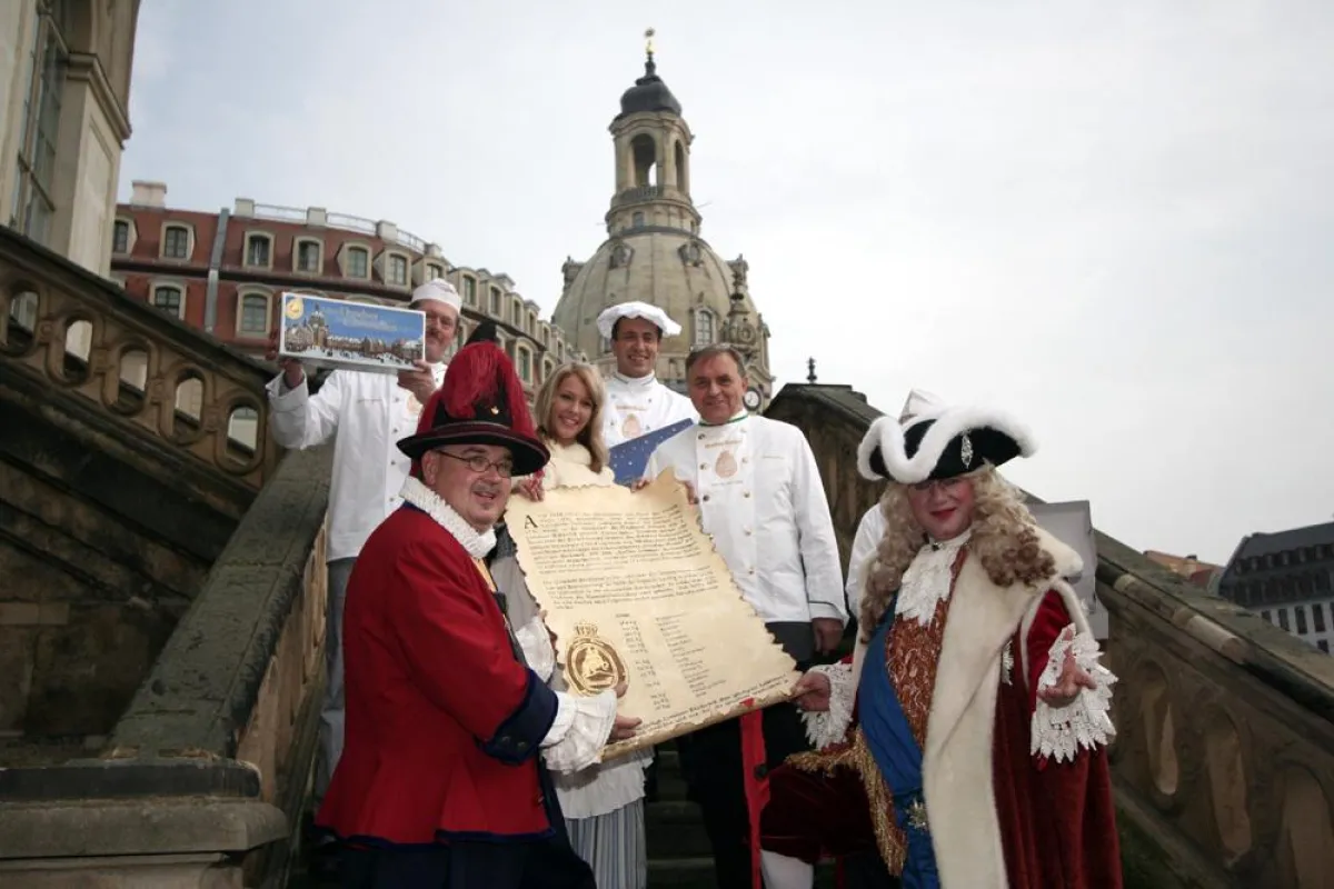 August der Starke und Hofnarr Frölich übergeben dem Dresdner Stollenmädchen Luise Schneider und den Dresdner Stollenbäckern den Riesenstollen-Erlass