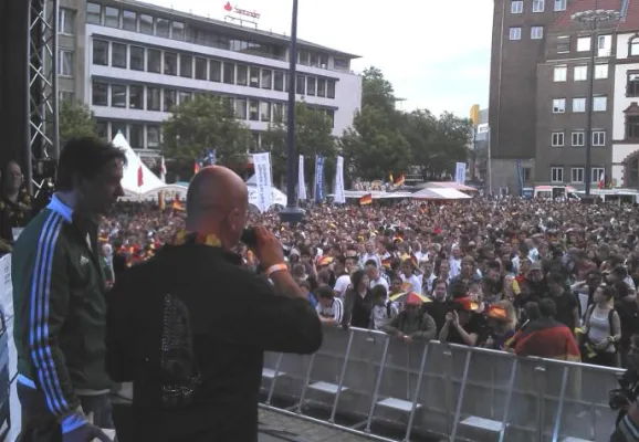 Tom Barcal "rockt" den Dortmunder Friedensplatz beim Public Viewing der em2012 Bild: Tom Barcal "rockt" den Dortmunder Friedensplatz beim Public Viewing der em2012