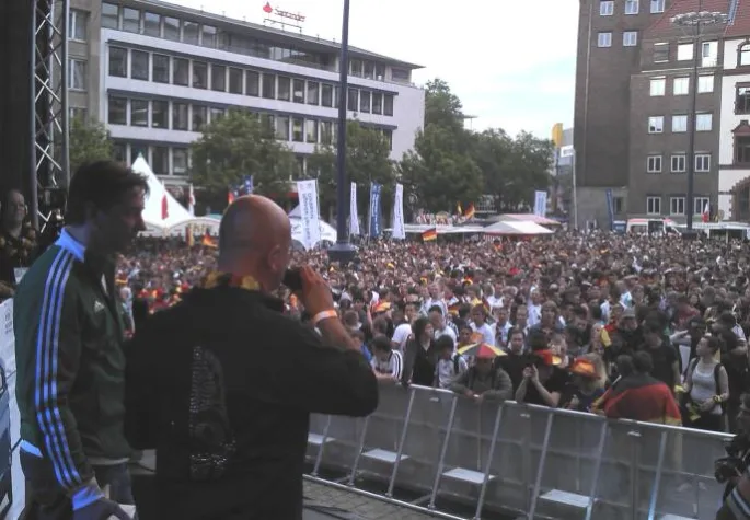 Bild: Tom Barcal "rockt" den Dortmunder Friedensplatz beim Public Viewing der em2012