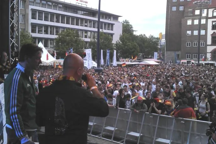 Bild: Tom Barcal "rockt" den Dortmunder Friedensplatz beim Public Viewing der em2012