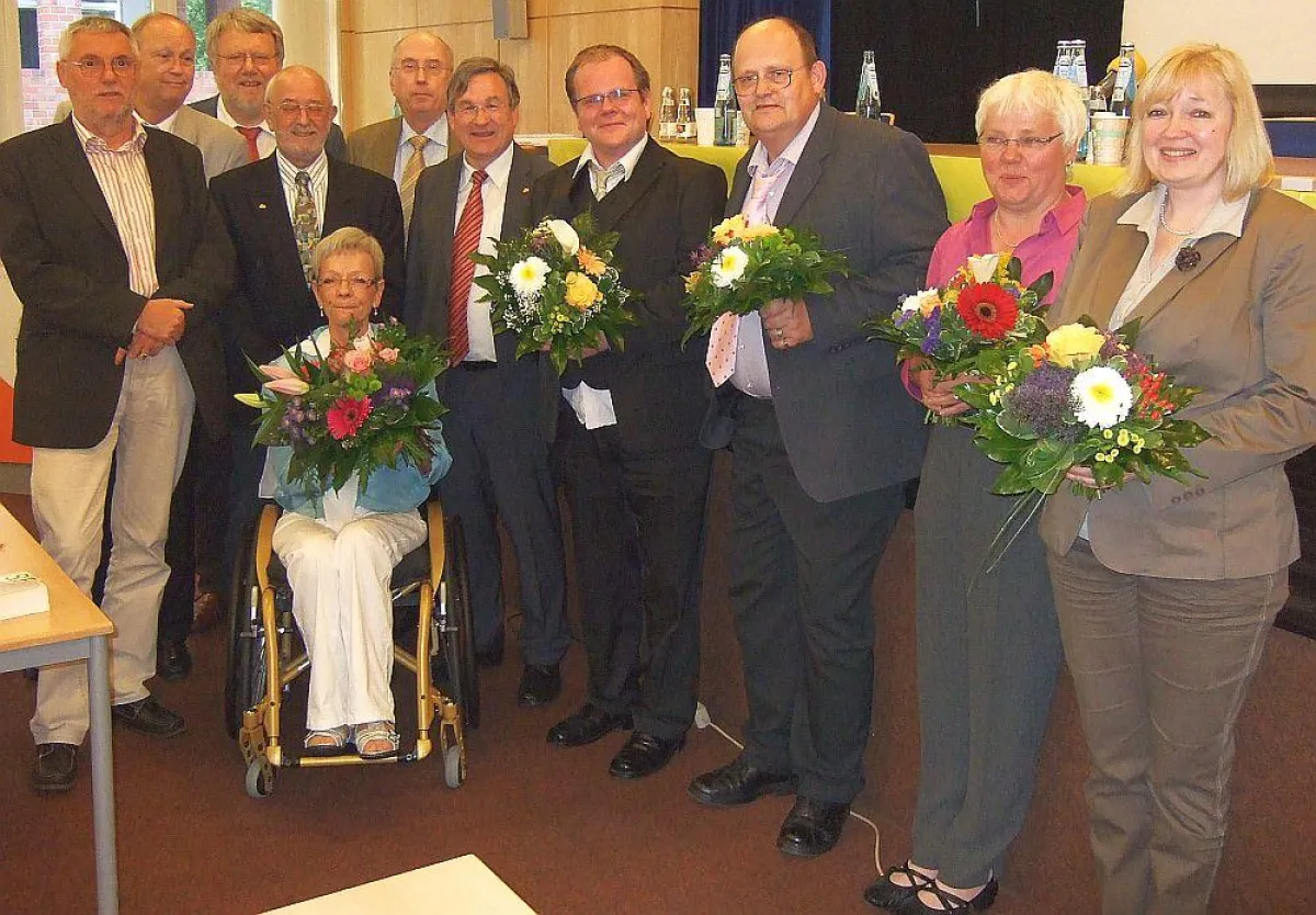 Die neue Führung des SoVD Hamburg mit Inge Jefimov (5. v.l.) und Klaus Wicher (7. v.l.)