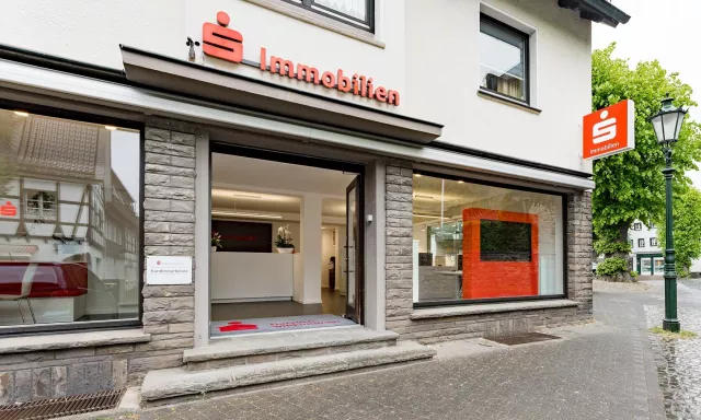 Bild: Immobilienmakler der Kreissparkasse Köln eröffnet Ladenlokal im Lindlarer Zentrum