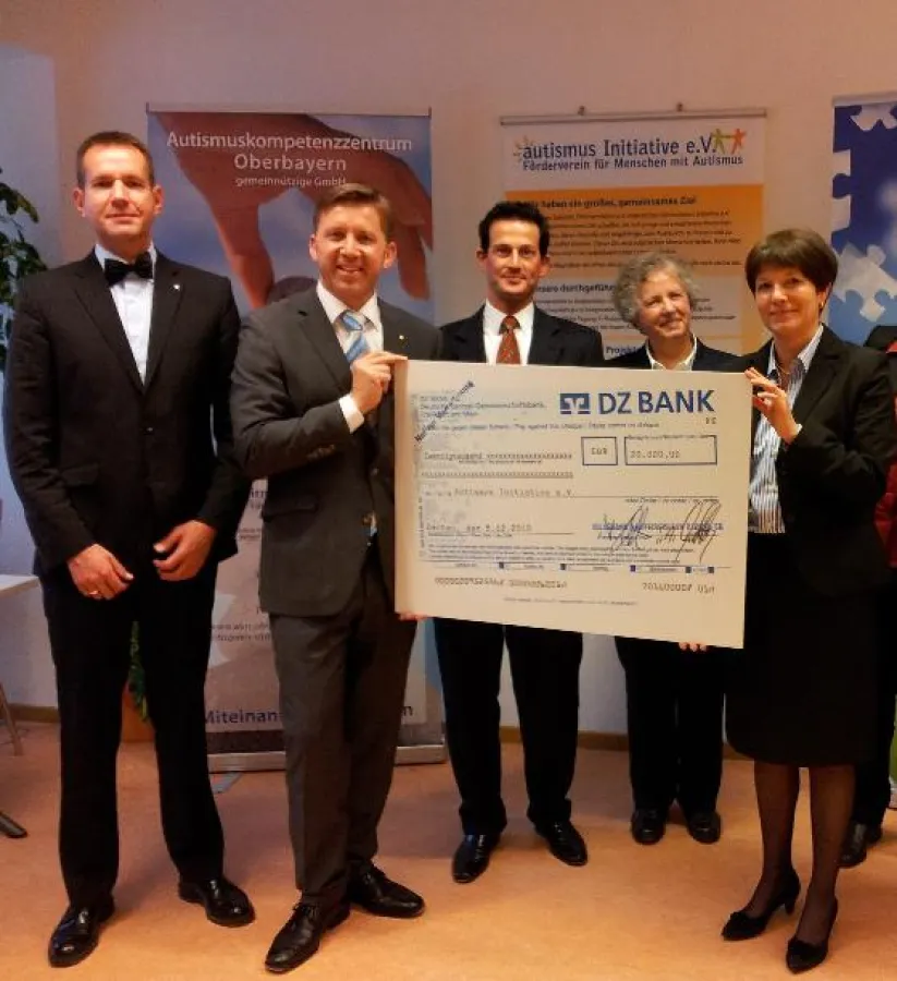 Übergabe des Spendenschecks über 20.000 Euro in München