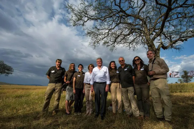 Hoher Besuch für das ZGF-Team: Bundespräsident Joachim Gauck besucht den Serengeti Nationalpark Bild: Hoher Besuch für das ZGF-Team: Bundespräsident Joachim Gauck besucht den Serengeti Nationalpark