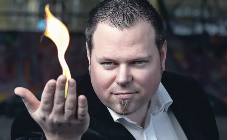 Bild: Weihnachtsfeiern neu gedacht: Daniel Mayer® bringt Close-up-Zauberei und Mentalmagie direkt zu den Gästen